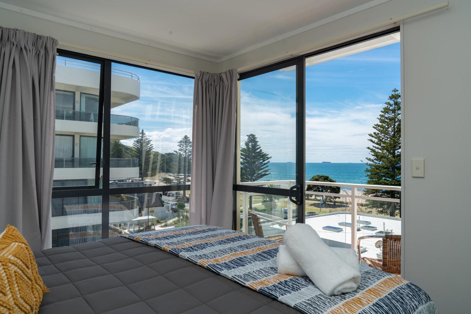 מאונט מאונגאנוי Ocean View Beach Escape - Top Floor Apartments, Mt Maunganui Base מראה חיצוני תמונה