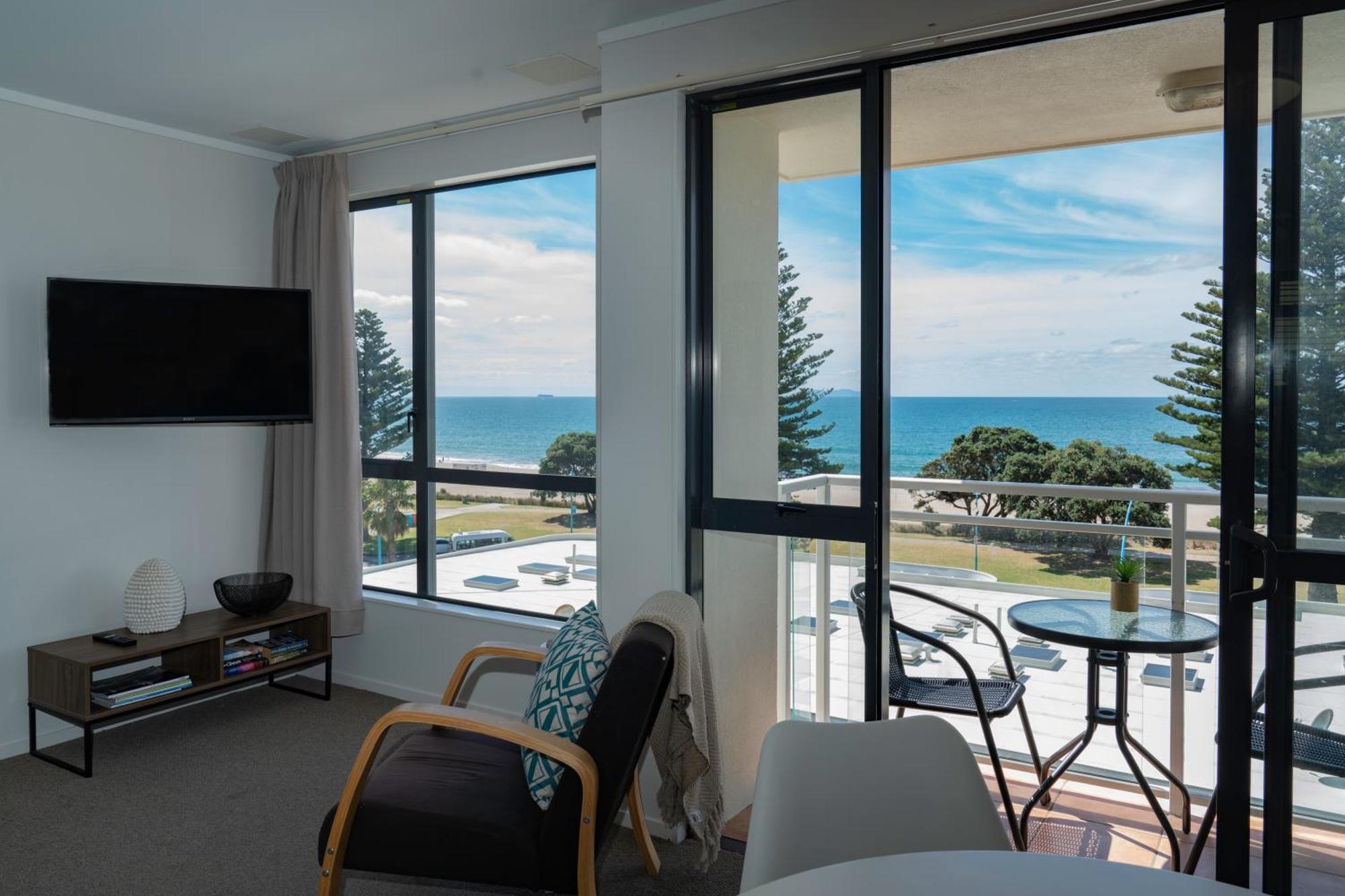 מאונט מאונגאנוי Ocean View Beach Escape - Top Floor Apartments, Mt Maunganui Base חדר תמונה