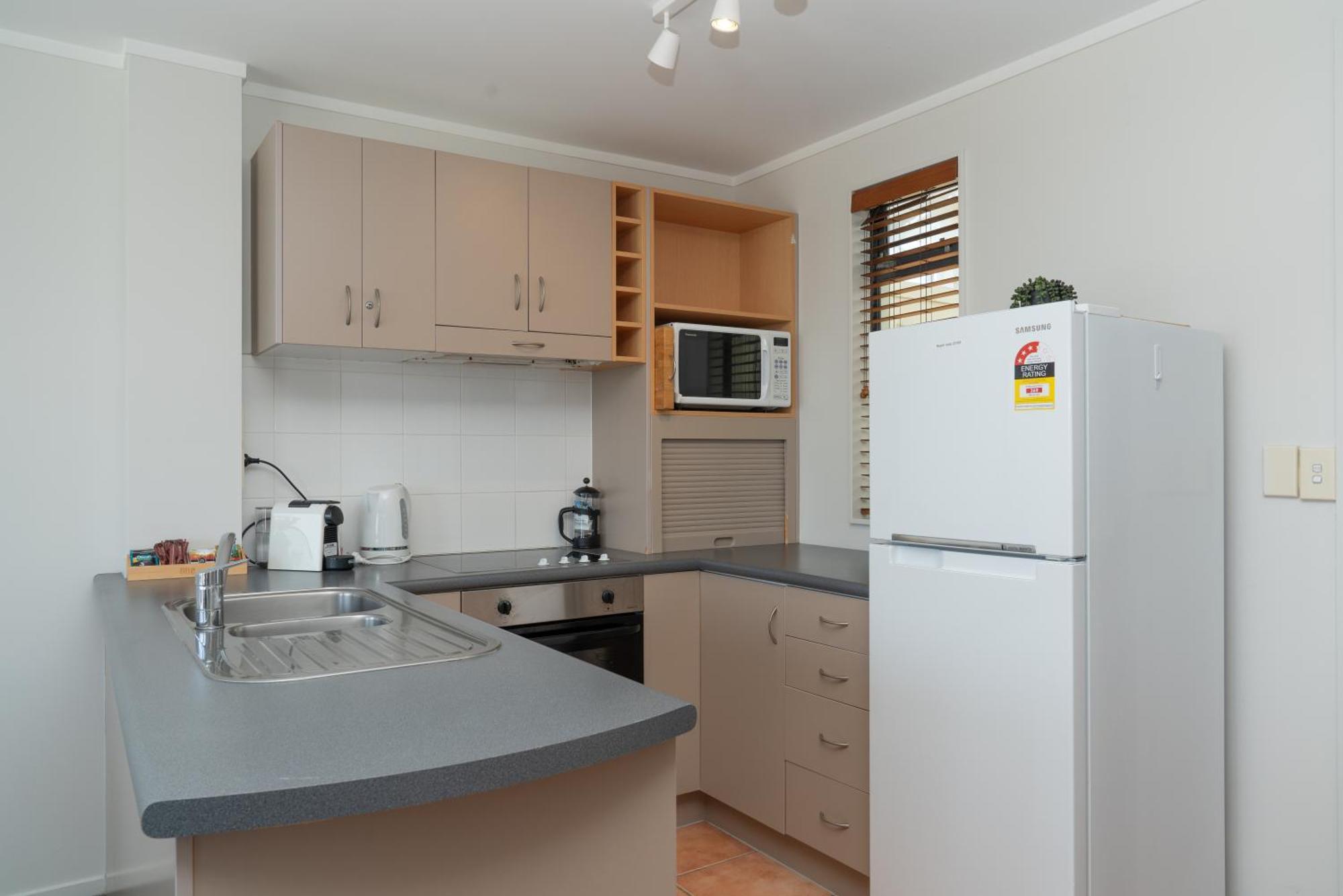 מאונט מאונגאנוי Ocean View Beach Escape - Top Floor Apartments, Mt Maunganui Base חדר תמונה