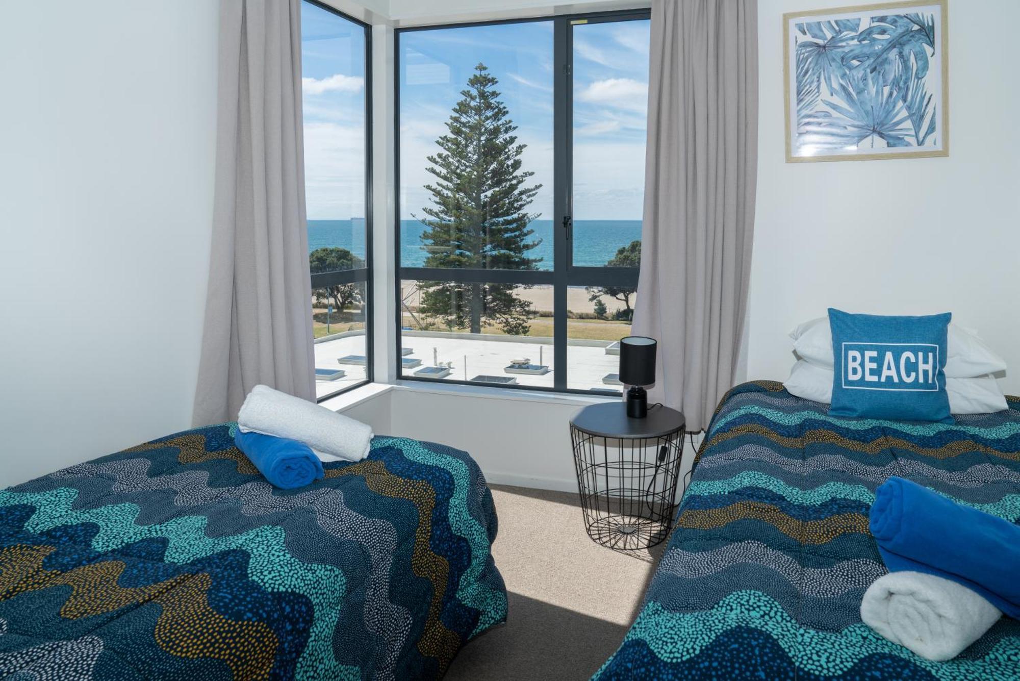 מאונט מאונגאנוי Ocean View Beach Escape - Top Floor Apartments, Mt Maunganui Base חדר תמונה