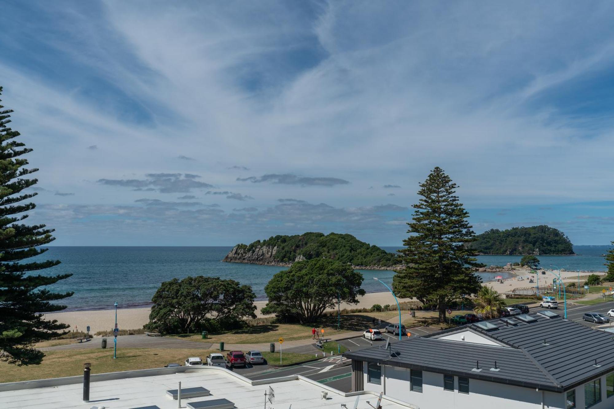 מאונט מאונגאנוי Ocean View Beach Escape - Top Floor Apartments, Mt Maunganui Base חדר תמונה