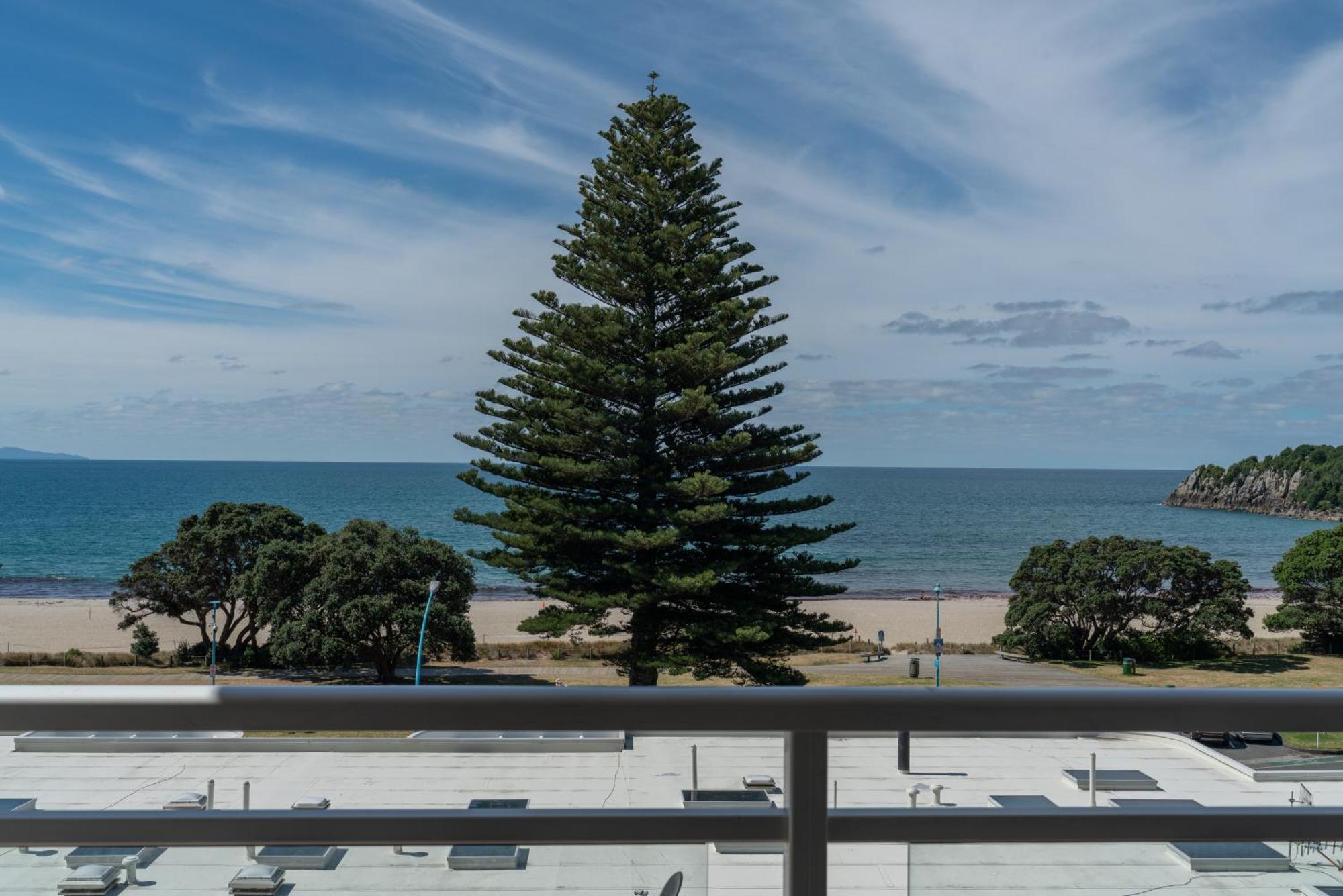 מאונט מאונגאנוי Ocean View Beach Escape - Top Floor Apartments, Mt Maunganui Base חדר תמונה
