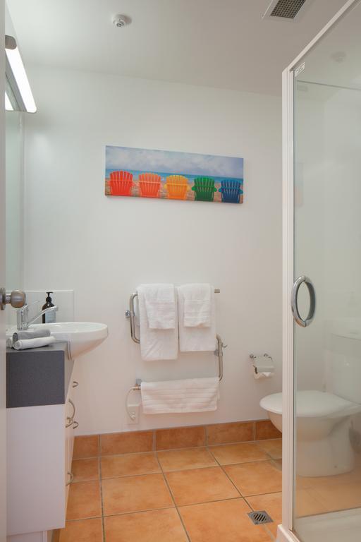 מאונט מאונגאנוי Ocean View Beach Escape - Top Floor Apartments, Mt Maunganui Base מראה חיצוני תמונה