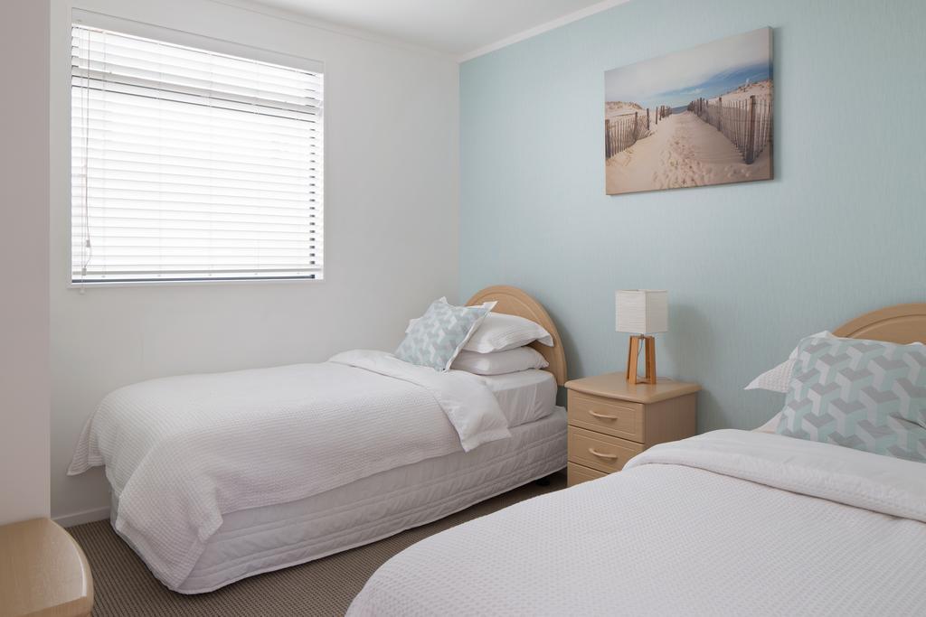 מאונט מאונגאנוי Ocean View Beach Escape - Top Floor Apartments, Mt Maunganui Base מראה חיצוני תמונה